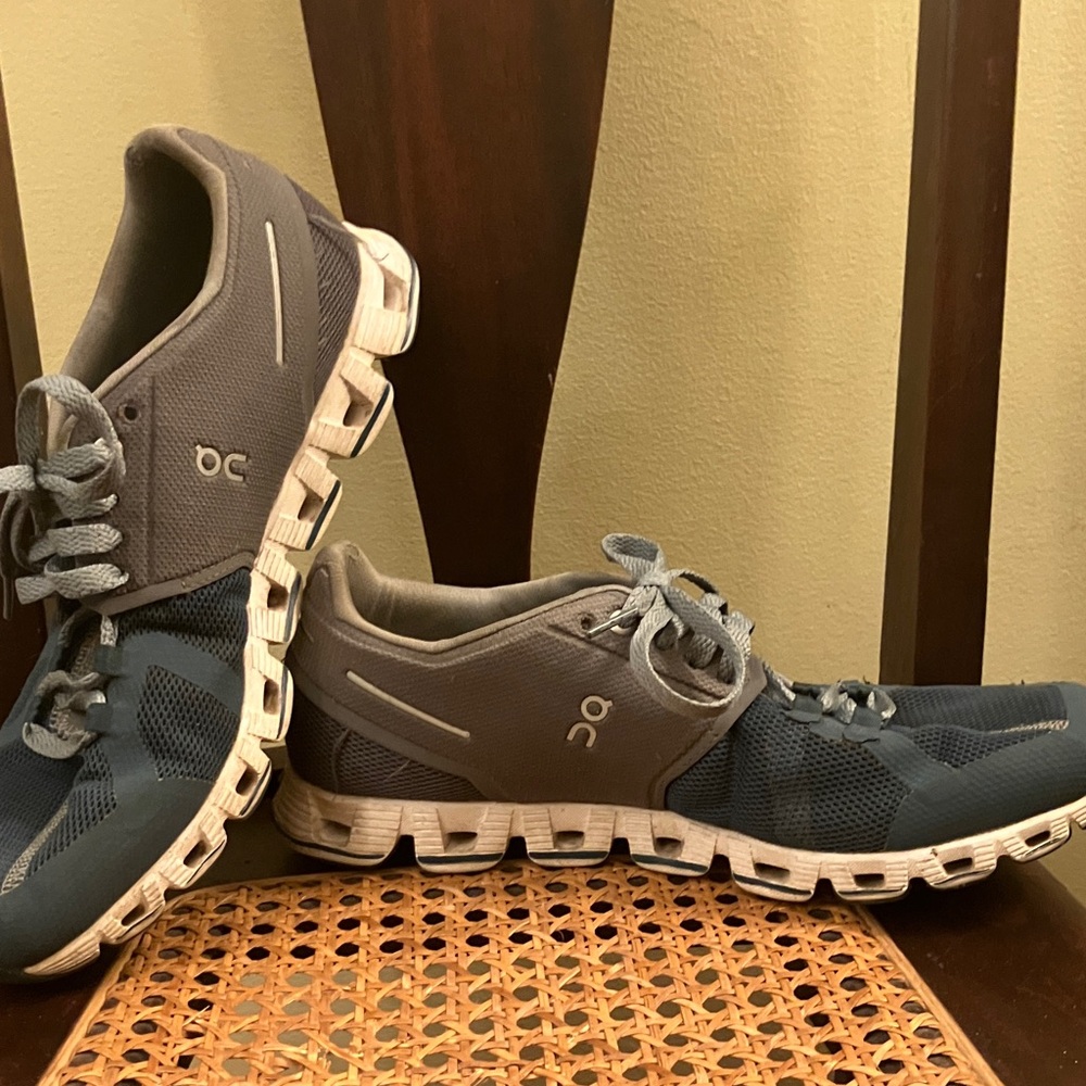On Cloud blue/gray with white soles sneakers